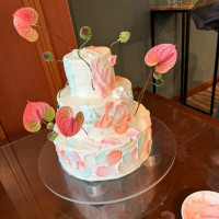 ゲストがクリームを好きなように塗ったウエディングケーキです。