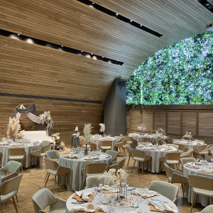 天井もとても高く。緑が見えます。|763339さんのCentral Terrace TOKYO（セントラル テラス トーキョー）の写真(2499475)