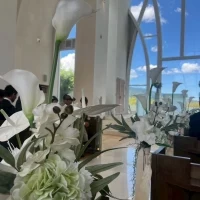 お花とチャペルが素敵です