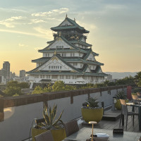 屋上のガーデンからは大阪城が真ん前です。