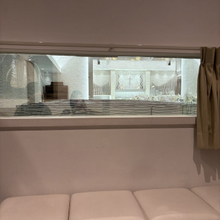 マジックミラーなので新郎新婦が入場前に雰囲気を確認できる