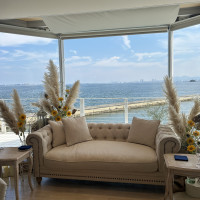 背景が海で写真映えします。