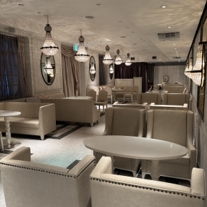 受付・待合スペースのシャンデリアが素敵です。|763544さんのラ・バンク・ド・ロア(横浜市指定有形文化財）の写真(2500684)