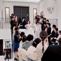 挙式後はロビーでフラワーシャワーを行いました。