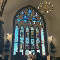 ステンドグラスに光が差し込む様子です