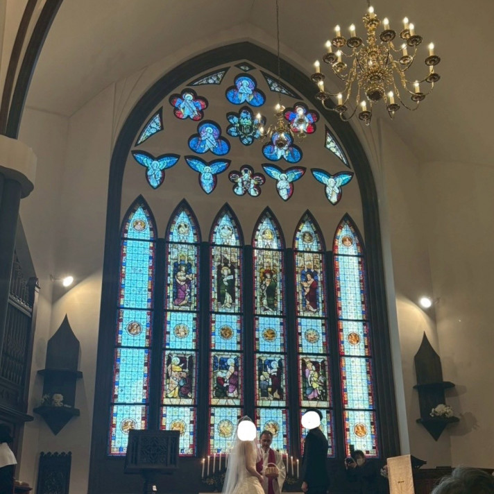 ステンドグラスに光が差し込む様子です