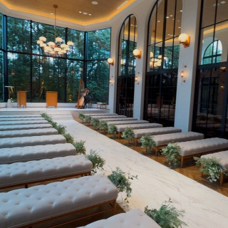 ガラス張りで緑の見える開放的なチャペル