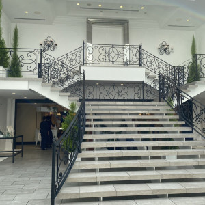 ウェルカムパーティー会場に続く階段|763615さんのアルカンシエル luxe mariage 大阪（アルカンシエルグループ）の写真(2500949)