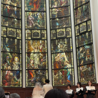 ステンドグラスのデザインがとても綺麗で神秘的。