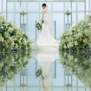 バージンロードに映る新婦|763765さんのティアラ ザ ガーデンハウス(Tiara THE GARDEN HOUSE)の写真(2508873)