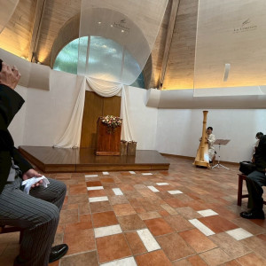 白のカーテンとお花をセットしました|763777さんのラ・クラリエールの写真(2502572)