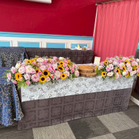 メインテーブルの装花も希望すれば、綺麗に作ってくれます。