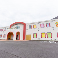 駐車場から見た外観