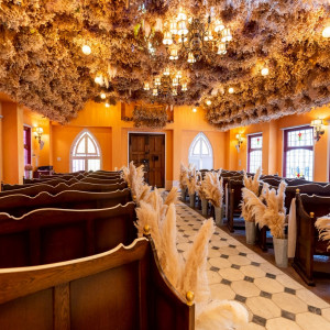 チャペル内はドライフラワーで綺麗に装飾|763778さんのウエディング ファンタジアの写真(2564928)