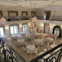 白メインの綺麗な会場