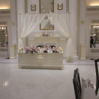 披露宴会場の新郎新婦の席の写真です。
可愛くしてもらいました
