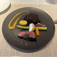 奥の赤ワイン煮込みは通常、手前のステーキはグレードアップ