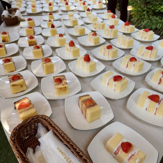 ウェディングケーキを切り分けて食べれます