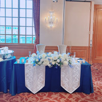 メインテーブル装花　クロスはネイビーとホワイトに