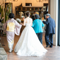 お色直し退場は大好きなおじいちゃん、おばあちゃんと。