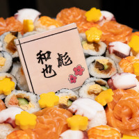 和装に合わせてお寿司ケーキを作ってもらいました