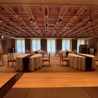 窓からお庭が見える