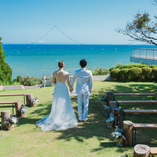 海バックの挙式会場です