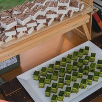 上部のケーキはウェディングケーキです