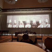 披露宴会場の横幅いっぱいのスクリーン