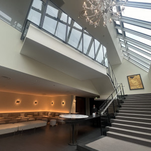 挙式から下りてくる階段|764106さんのSOLA KOBE(ソラ コウベ)の写真(2515418)