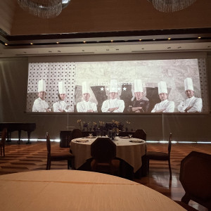披露宴会場の横幅いっぱいのスクリーン|764106さんのノートルダム神戸/FIVESTAR WEDDINGの写真(2503162)