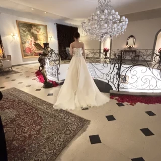 披露宴の前の、ウェルカムパーティーで新婦入場の瞬間です