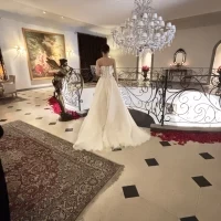 披露宴の前の、ウェルカムパーティーで新婦入場の瞬間です