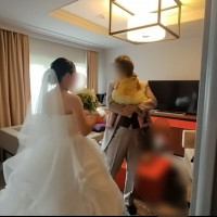 ドレス着用後に控室にて初対面