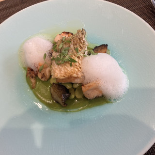 お魚料理です。鯛とアワビとオマールエビを味わえました。