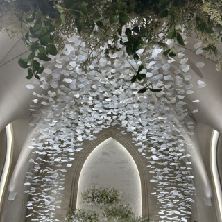 3,000枚のバラの花びらが吊るされている挙式場です