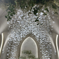 3,000枚のバラの花びらが吊るされている挙式場です