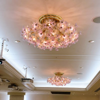披露宴会場のライトです。お花の形がとても可愛かったです。