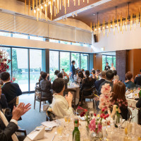 一面ガラス張りで自然が感じられる広々とした会場。
