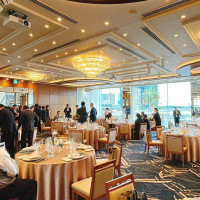 青い絨毯の披露宴会場
