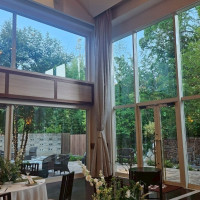 中規模の会場。床は暗めの木の色。