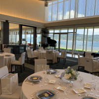 中小規模の会場。ピアノがあり海の目の前。