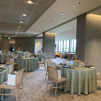 中会場の側面景観。窓が壁一面にある。