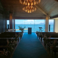 海の見えるチャペル。側面はパーテーションの開閉可。