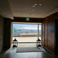デッキから披露宴会場への動線。