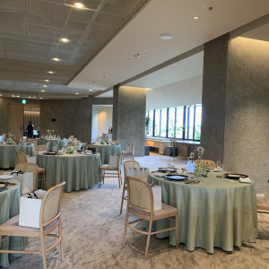 中会場の側面景観。窓が壁一面にある。|764489さんのHilltop Resort YAMANOUE (ヒルトップリゾート ヤマノウエ)の写真(2505587)