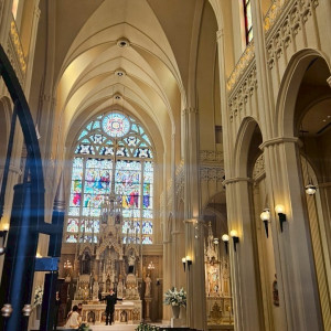 大聖堂の中。天井が高く明るい。|764489さんのノートルダムマリノア/FIVESTAR WEDDINGの写真(2505255)