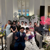 みんなとの集合写真とソファー椅子