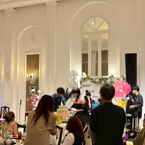 後ろの装飾とケーキ|764537さんのアーヴェリール迎賓館（名古屋）/テイクアンドギヴ・ニーズウェディングの写真(2505602)