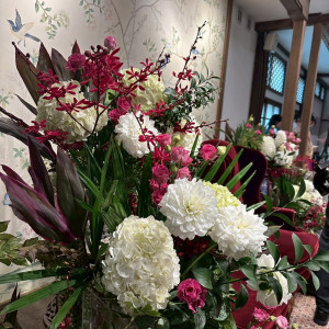 メイン装花(紅白メインで紫陽花・トルコキキョウ・蘭など)|764541さんの萬屋本店 - KAMAKURA HASE est1806 -の写真(2581486)